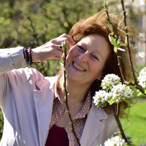 witte bloem en gezicht